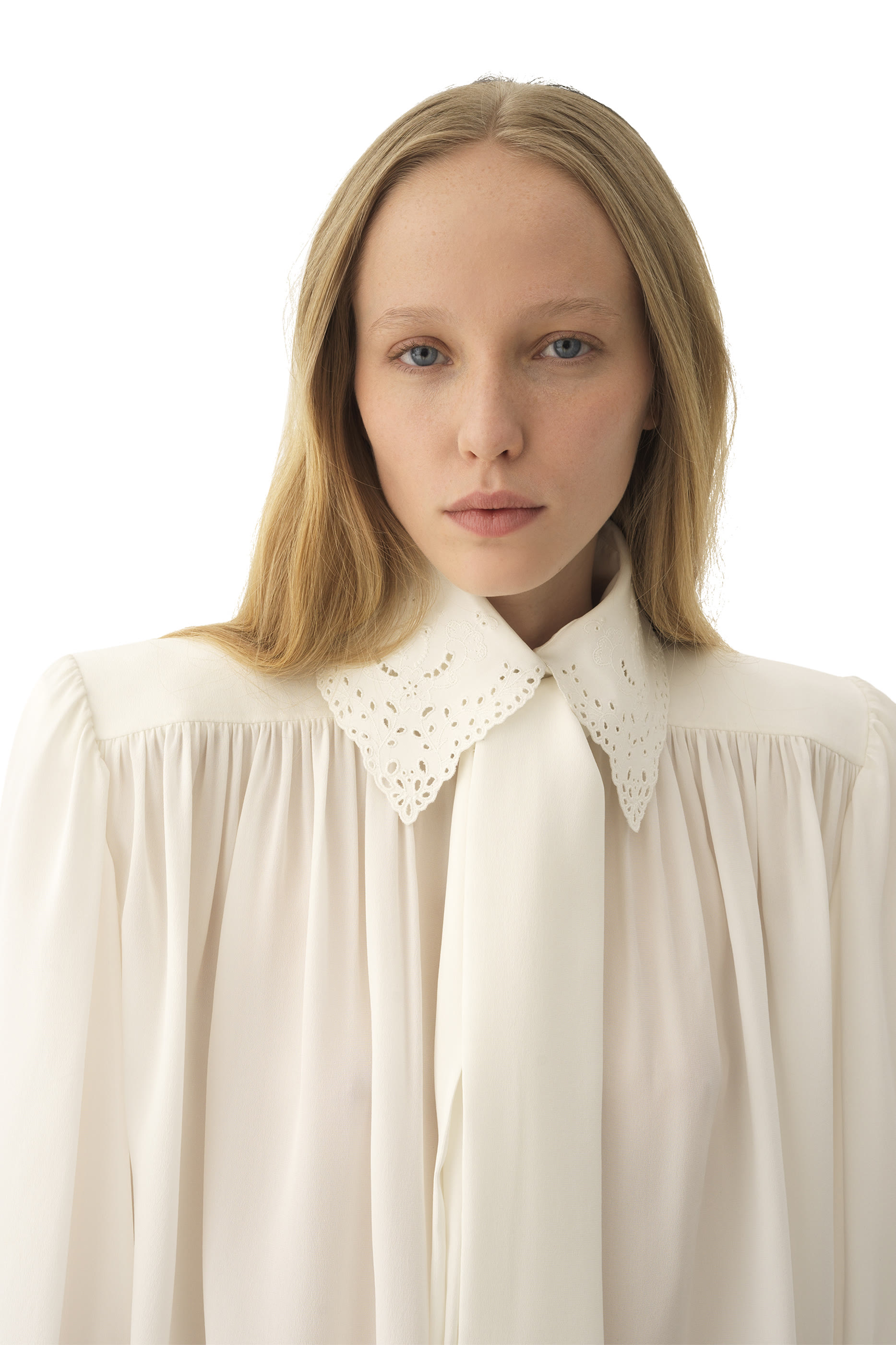 بلوزة بكشكش ورباط بنمط وشاح