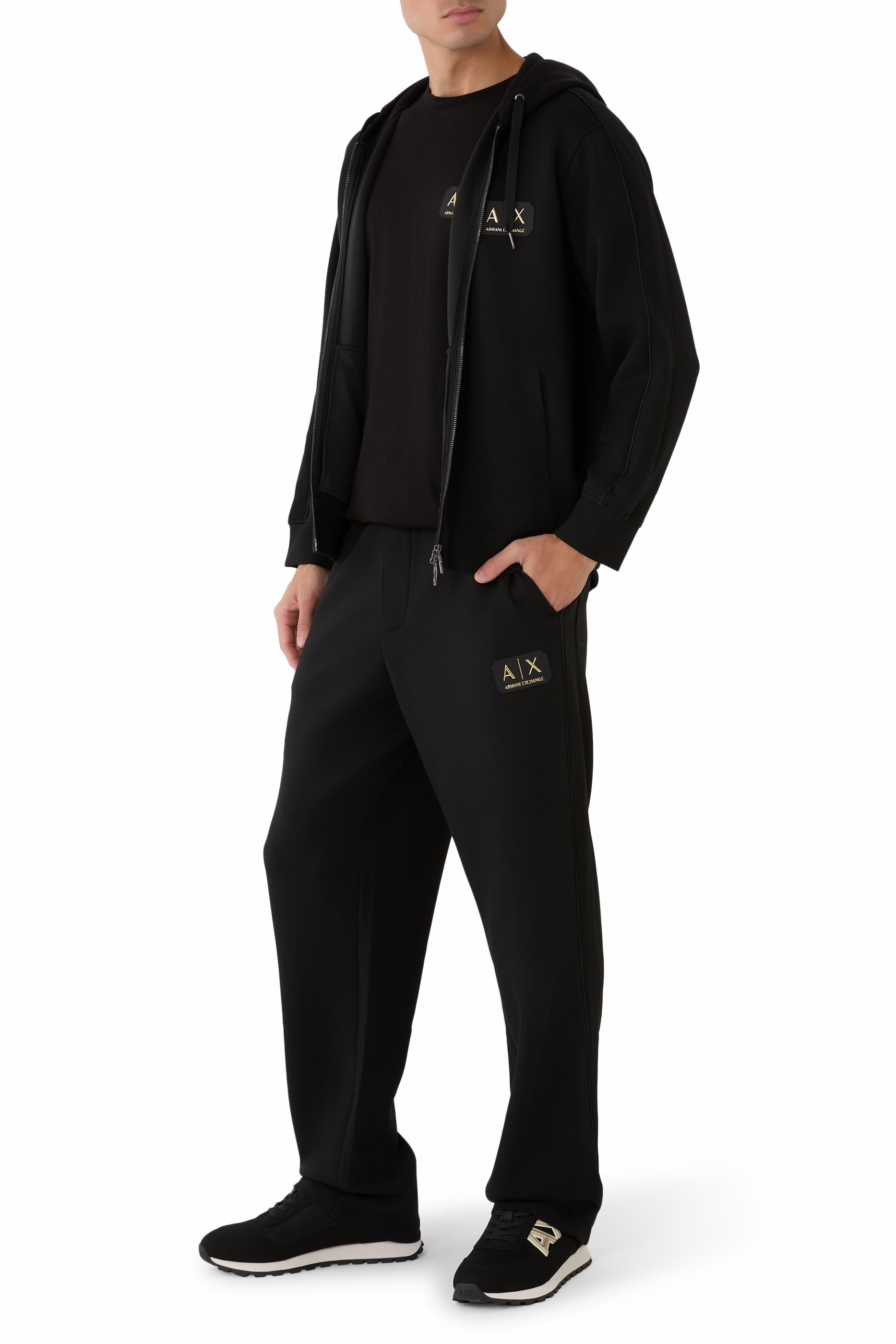 سنيكرز بكاحل منخفض ونقشة شعار الماركة على الجانب