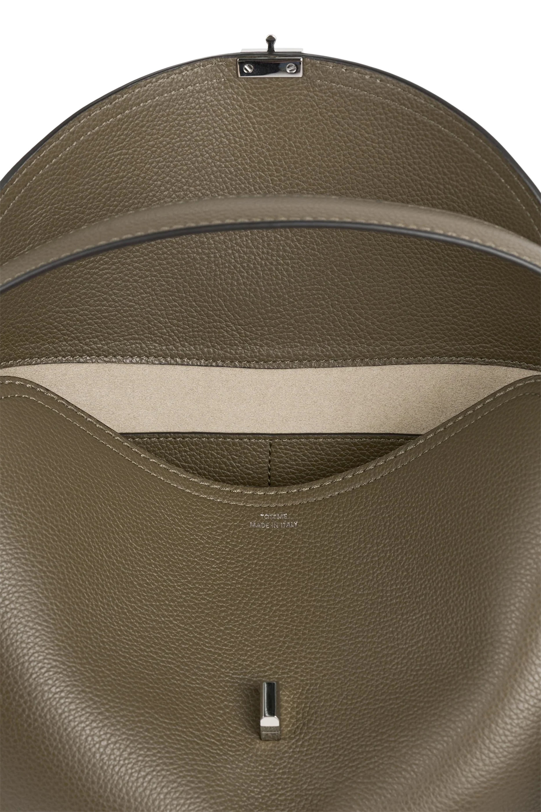 حقيبة بيد علوية وقفل بتصميم حرف T جلد بارز الملمس