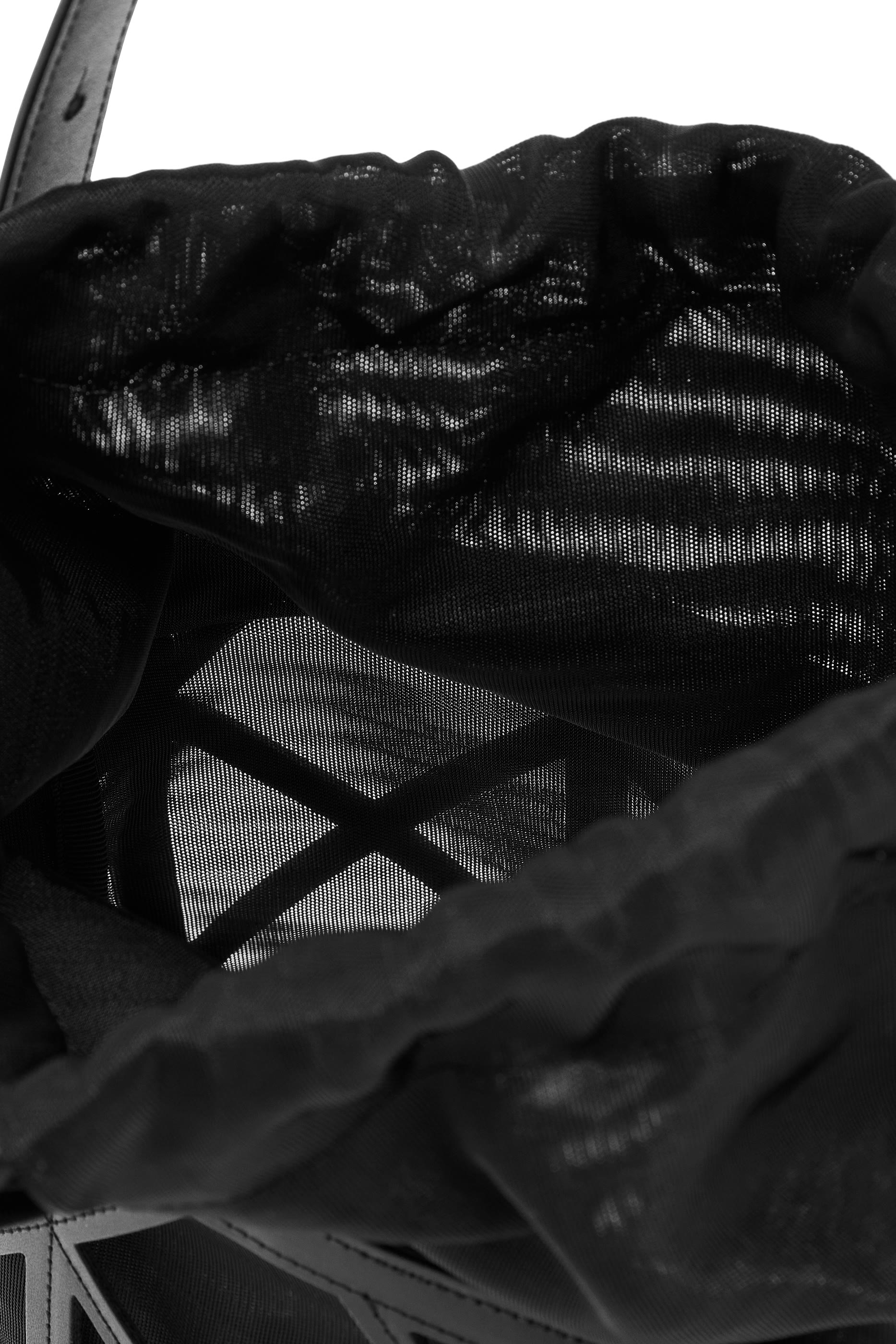 حقيبة باكيت بشعار الماركة جلد وقماش شبكي