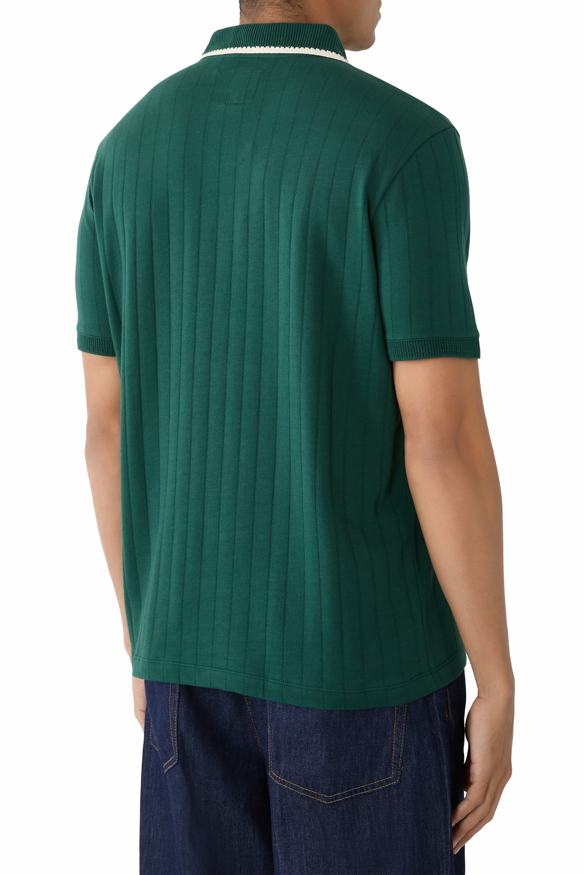 قميص بولو مضلع بياقة مفتوحة ورقعة شعار الماركة