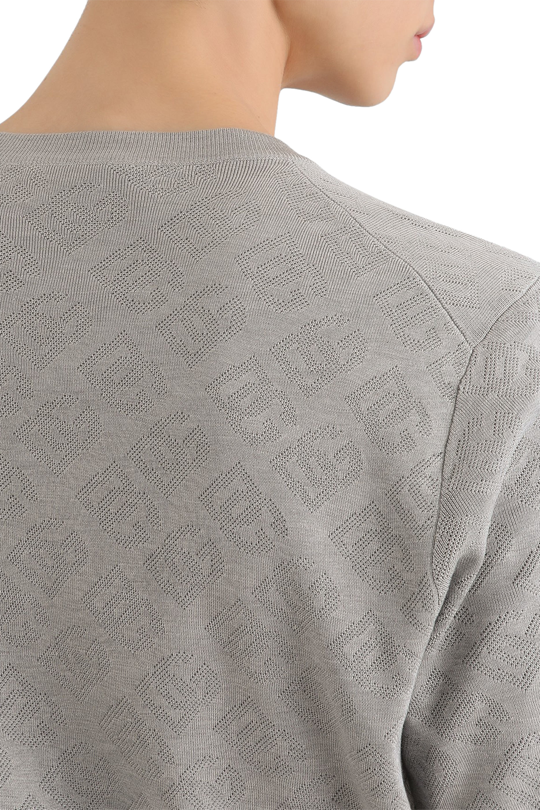 كنزة بياقة ضيقة حرير