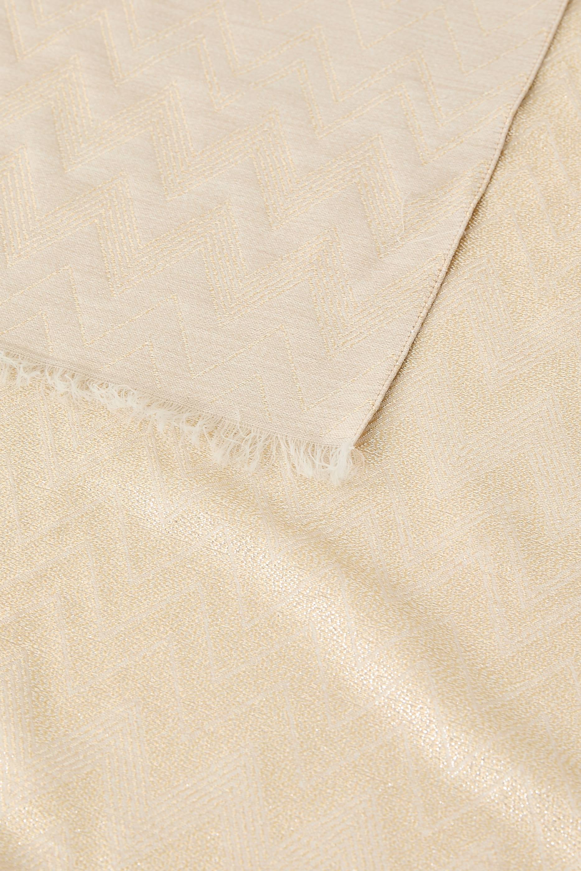 وشاح بنقشة متعرجة