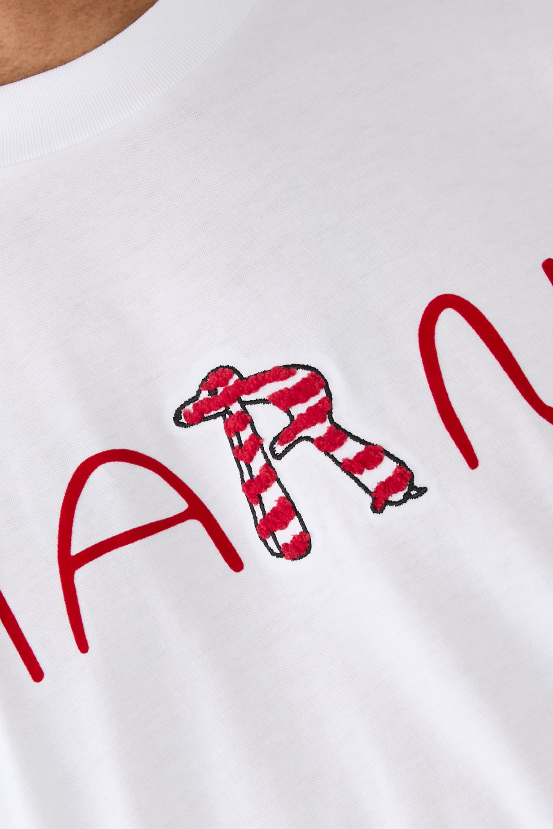 تيشيرت بحروف شعار الماركة بتصميم حيوانات مخملية