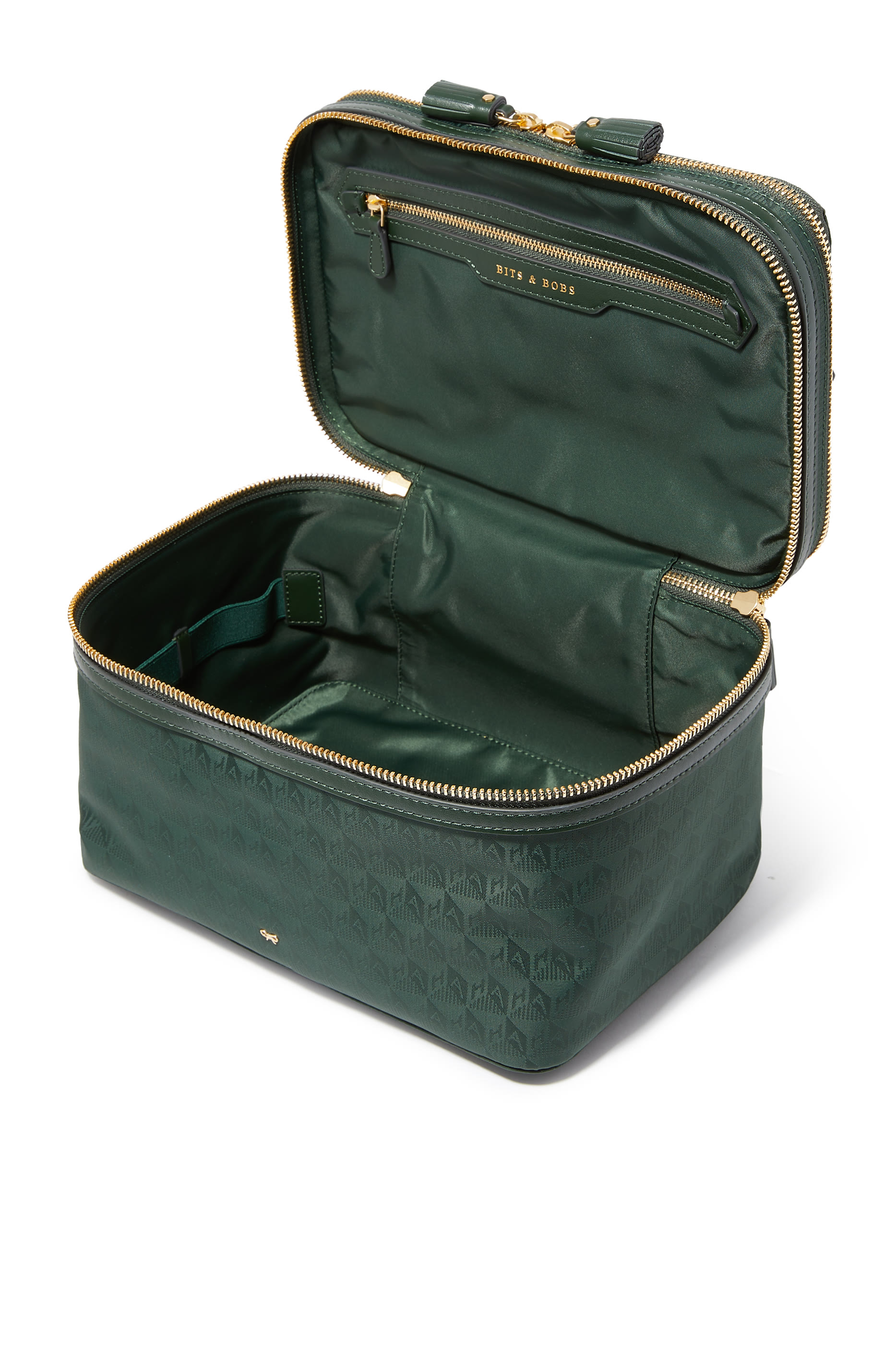 حقيبة بشعار الماركة لمجموعة مستحضرات التجميل