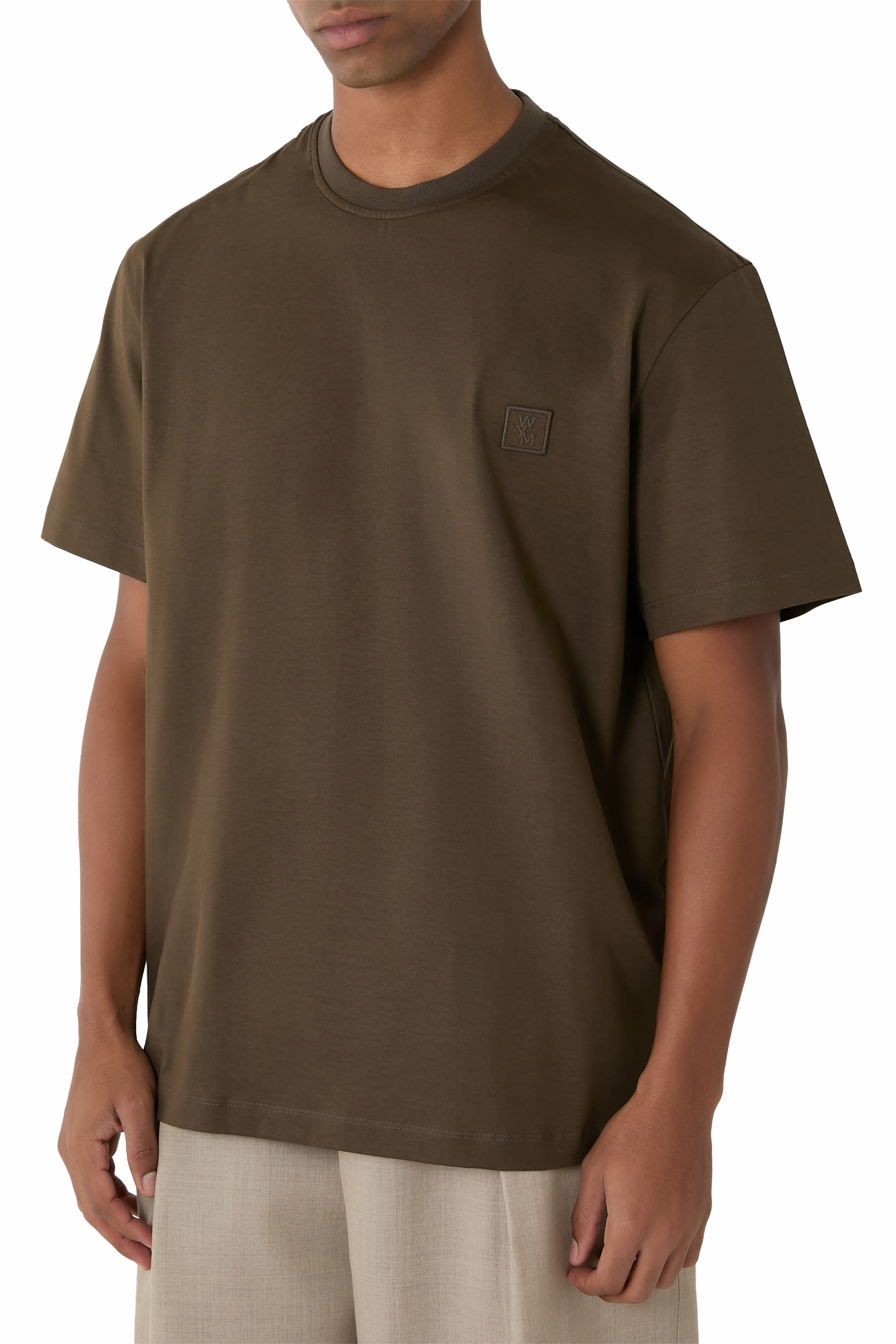 تيشيرت بنقشة شعار الماركة وزهور