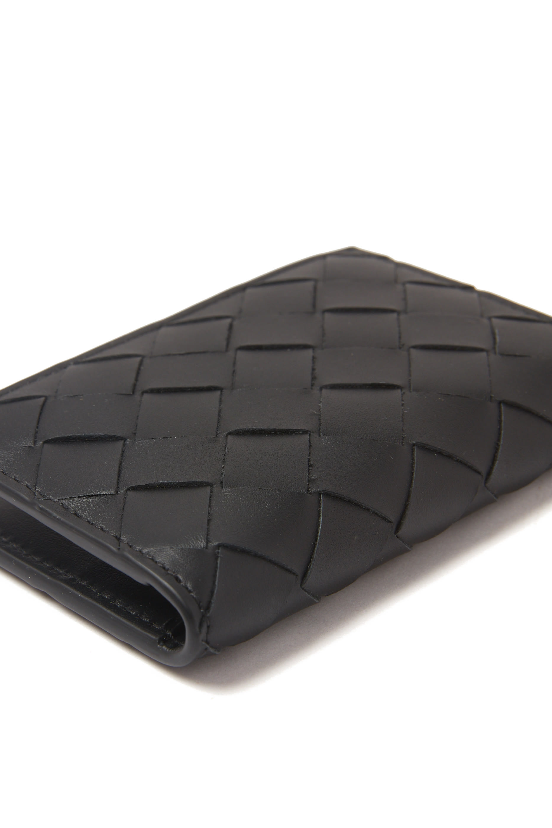 حافظة بطاقات ثنائية الطي بتصميم مجدول