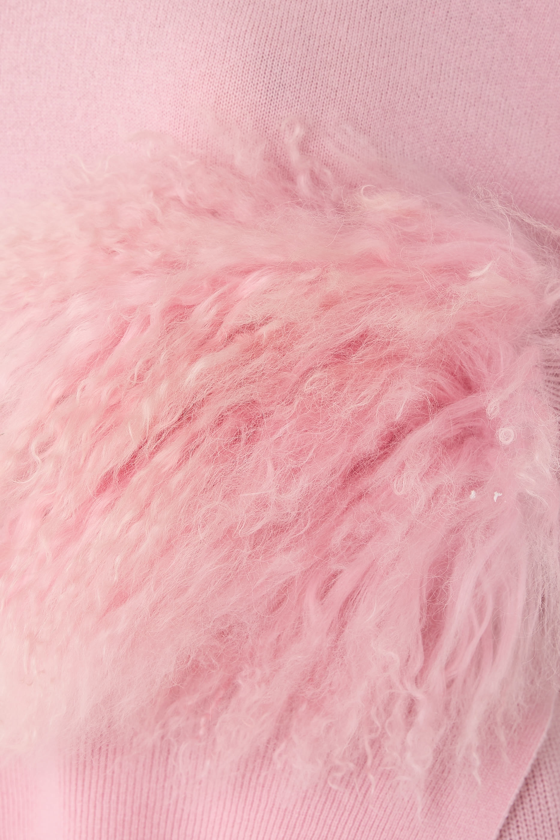 كنزة بياقة مستديرة وأساور بفرو