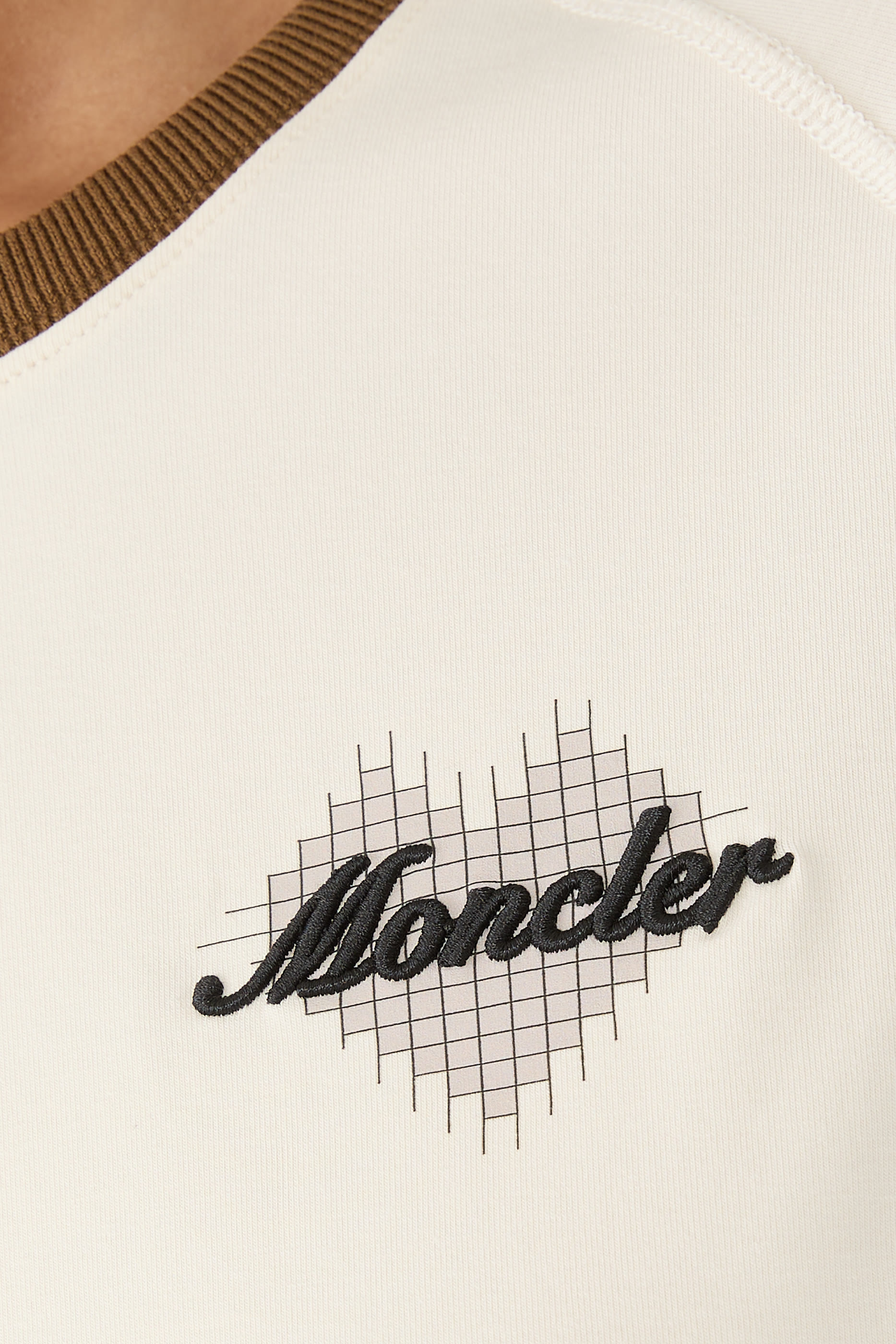 تيشيرت بأكمام قصيرة بشعار الماركة