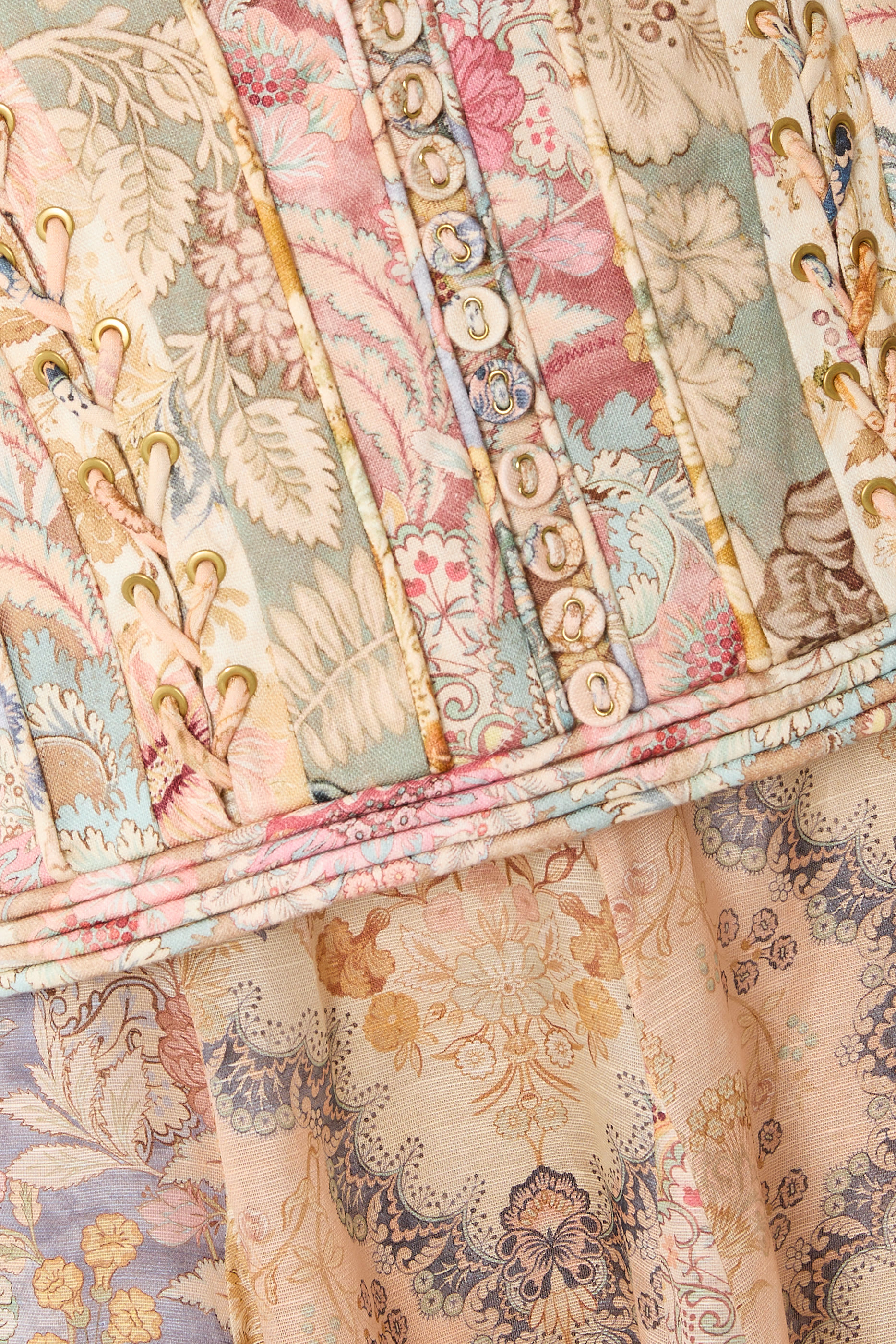 فستان ريبيليون طويل بتفاصيل ضفائر