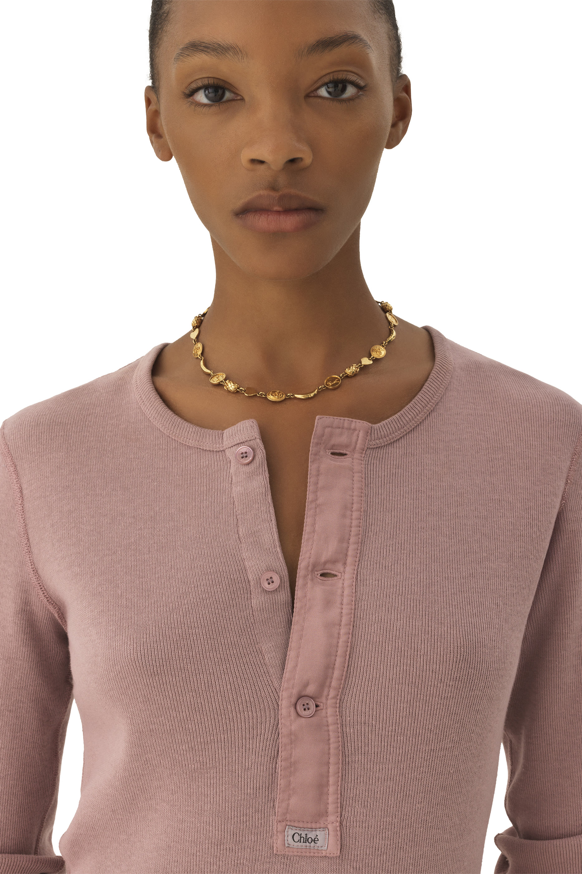 قميص بقصة ضيقة بياقة هينلي