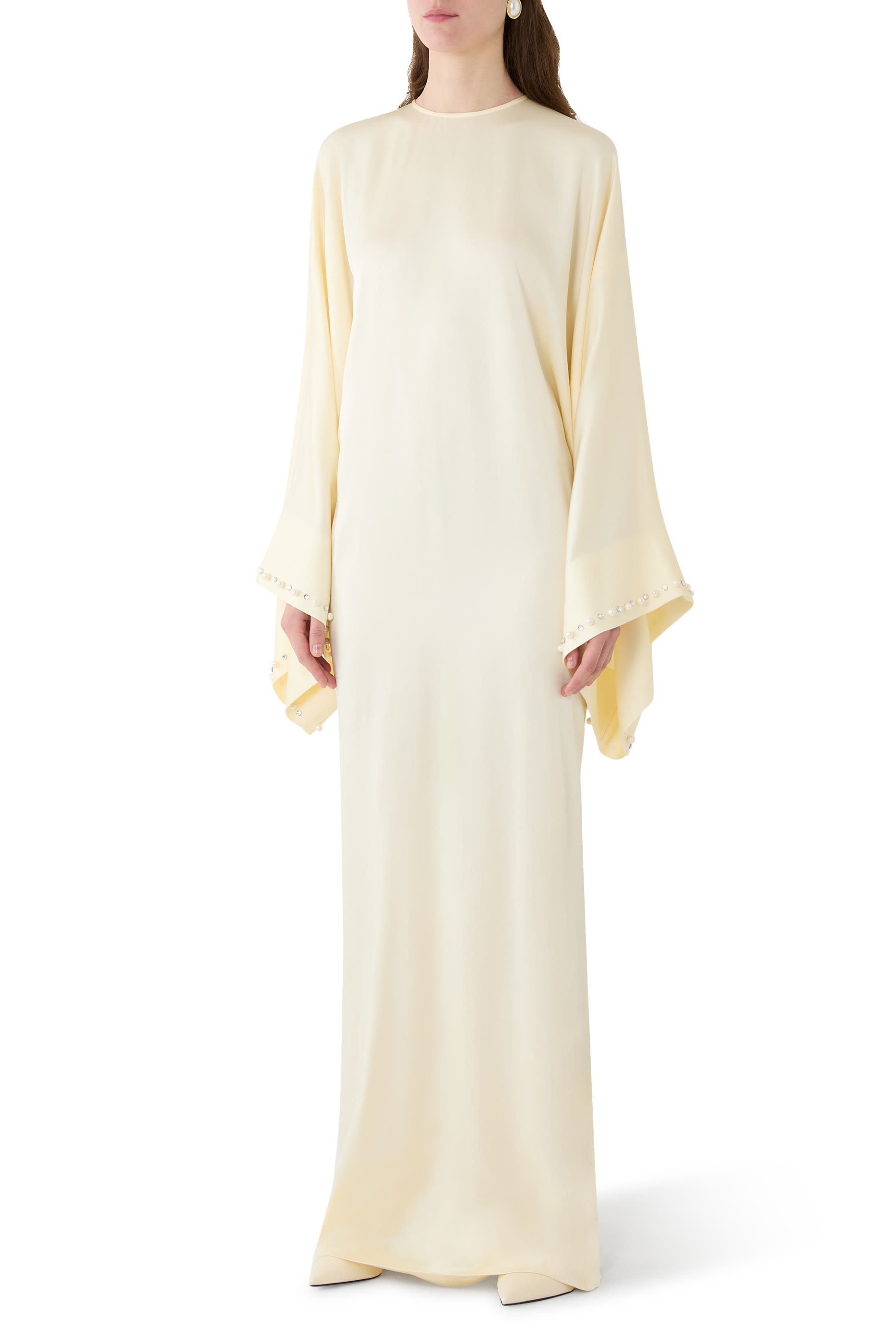 فستان طويل مزين بلؤلؤ