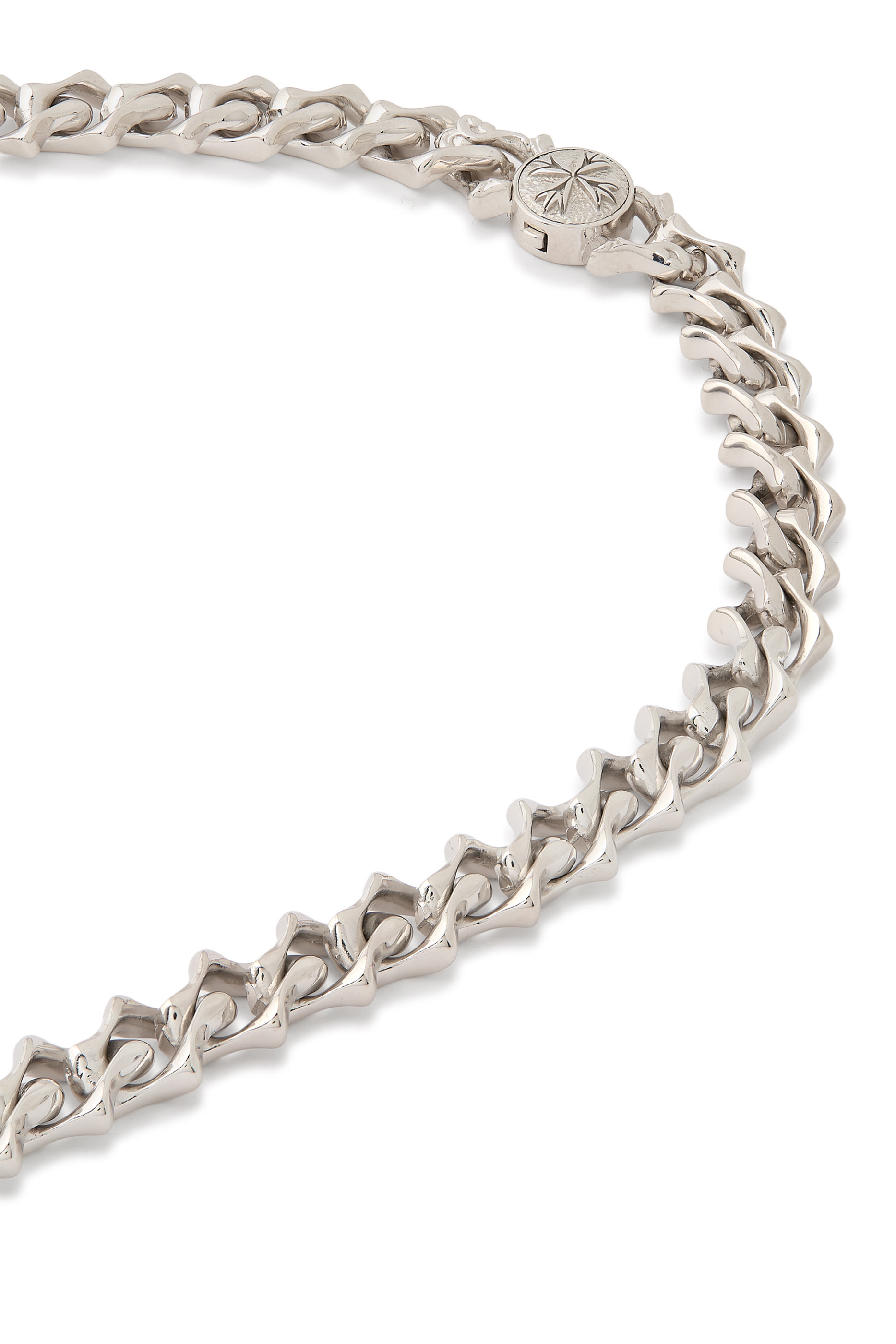 قلادة بسلسلة حادة وشعار الماركة