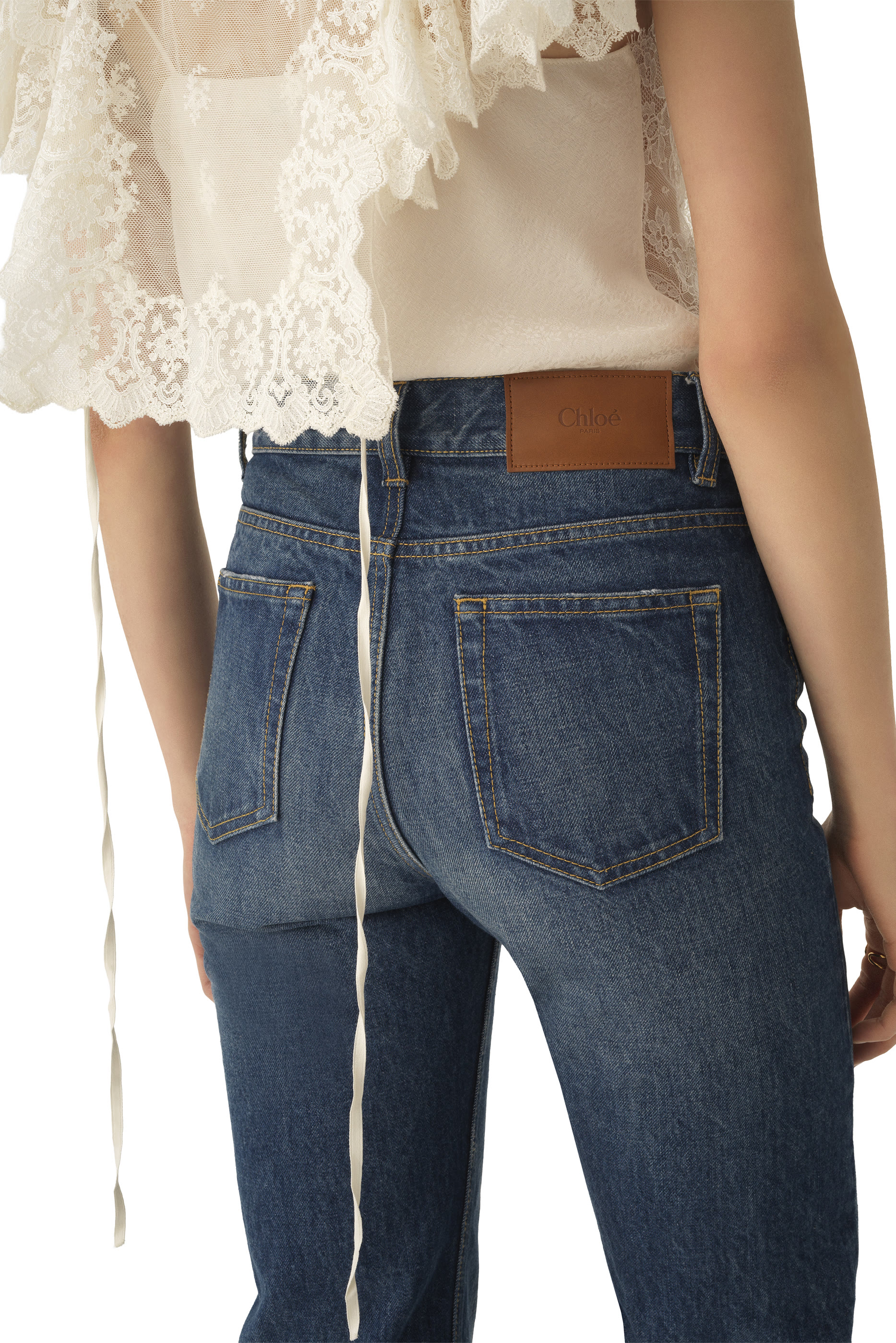 بنطال جينز بقصة مستقيمة وفتحات على الجوانب